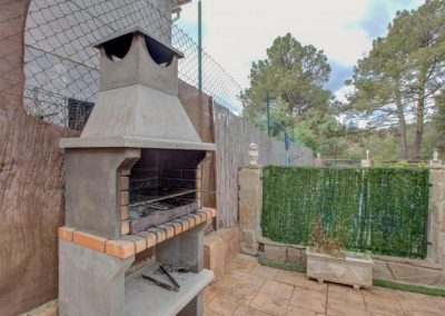 Zona barbacoa de obra en el jardín de la Casa Rural Higueras