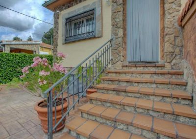 Fachada rústica de piedra de Casa Rural Higueras en Santa Maria de la Alameda