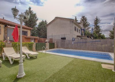 Jardín con césped artificial y piscina privada en casa rural Higueras