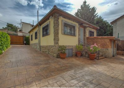 Jardín exterior privado y entrada de casa rural Higueras en Madrid