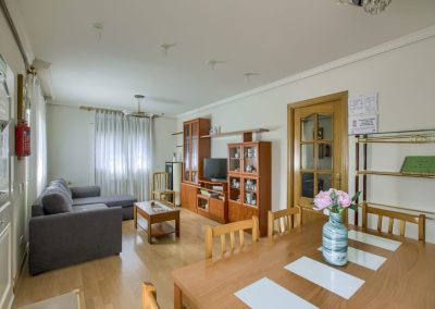 Salón amplio y zona de descanso en alquiler integro Casa Rural Higueras