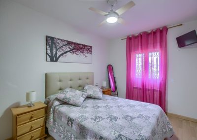 Dormitorio principal con cama de matrimonio en Casa Rural Higueras Madrid