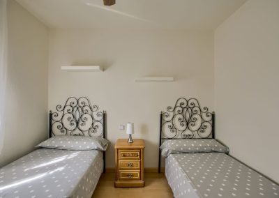 Habitación doble con camas individuales en Casa Rural Higueras Madrid